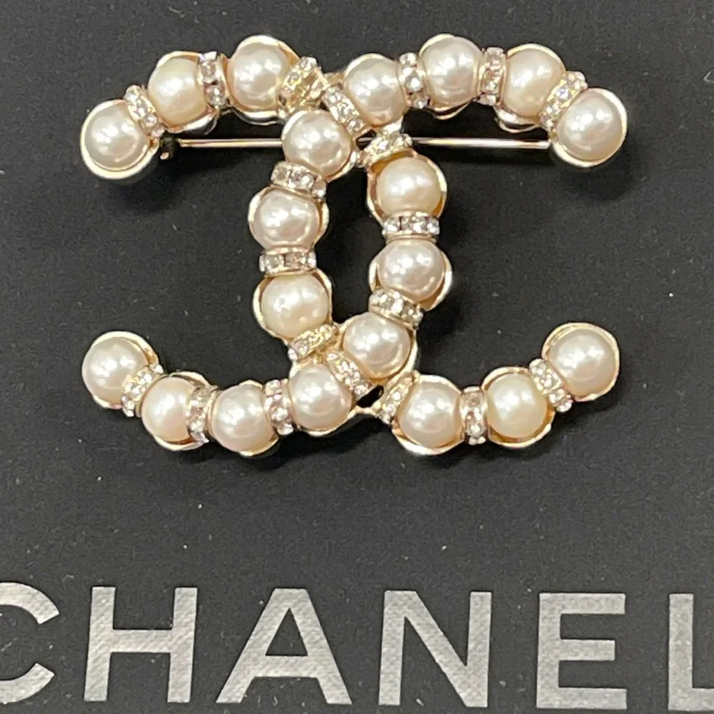 Chanel brooch - Picture 1 of 2
